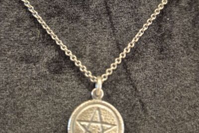 Halssmykke penta med sølvkjede