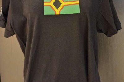 T-skjorte med skogfinsk flagg, svart